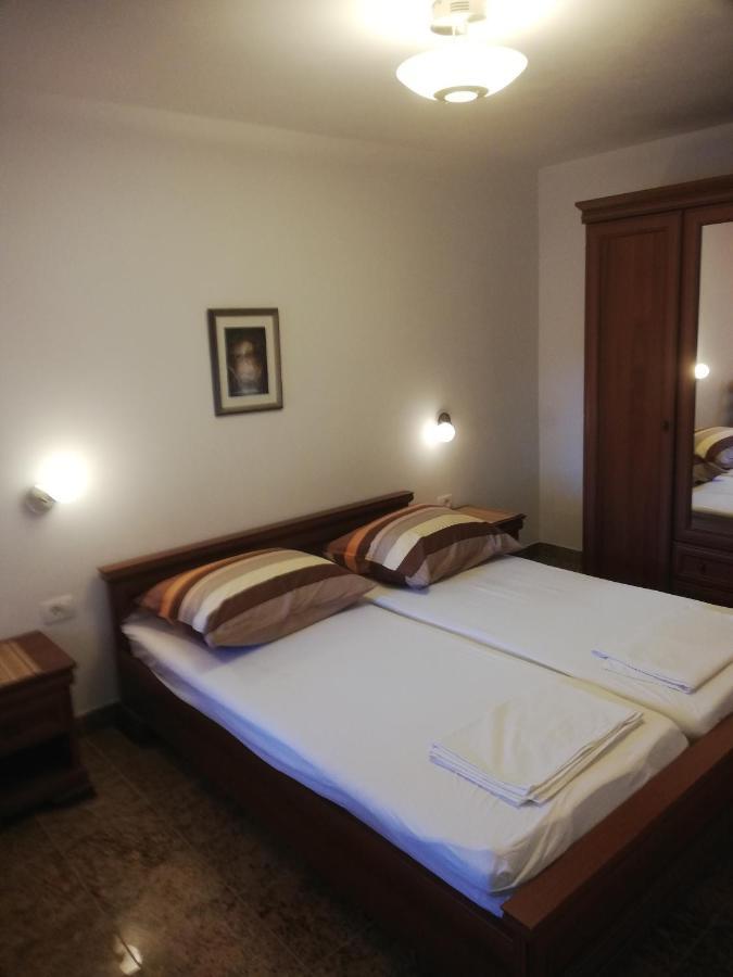 Apartman Nevia Lka Opric Luaran gambar