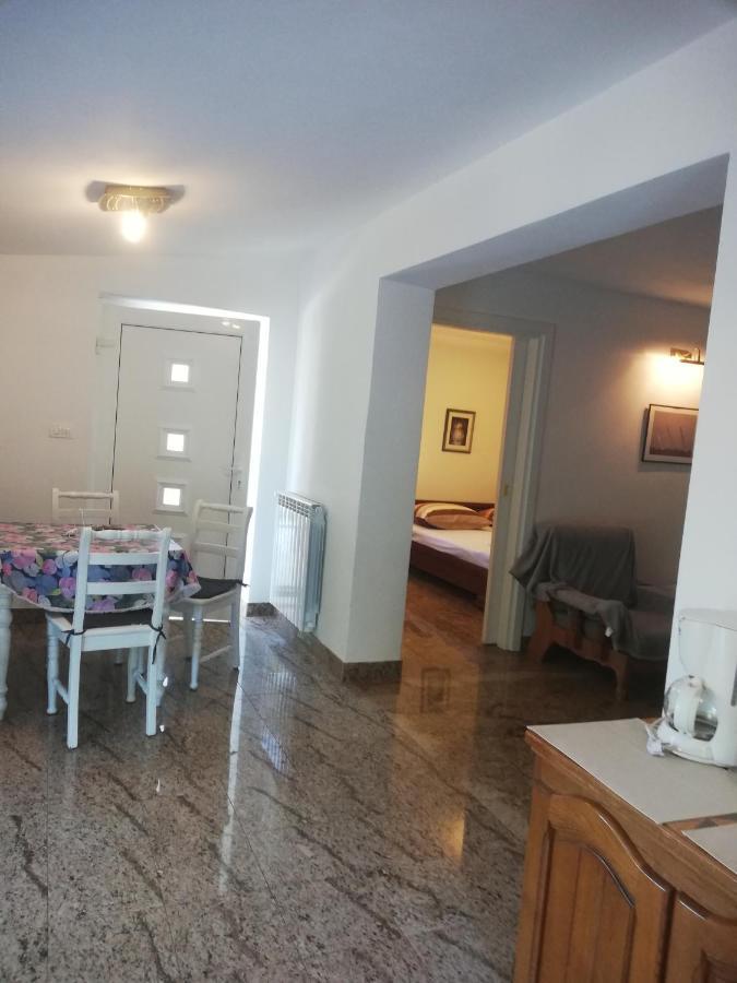 Apartman Nevia Lka Opric Luaran gambar