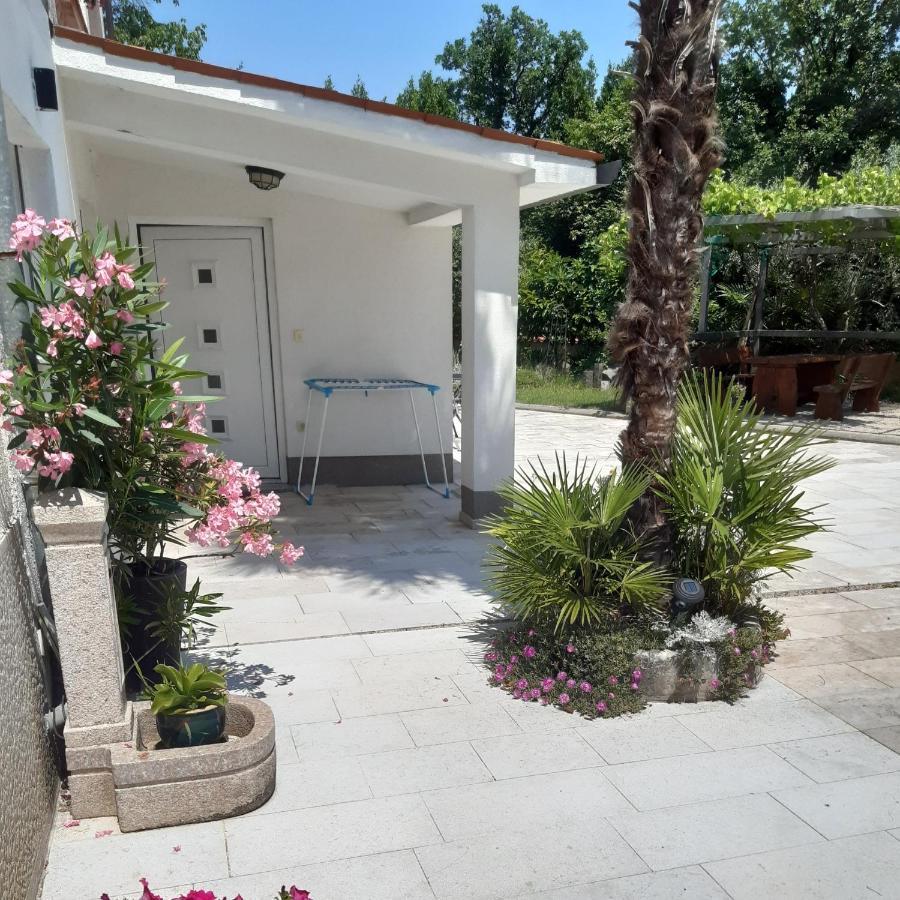 Apartman Nevia Lka Opric Luaran gambar